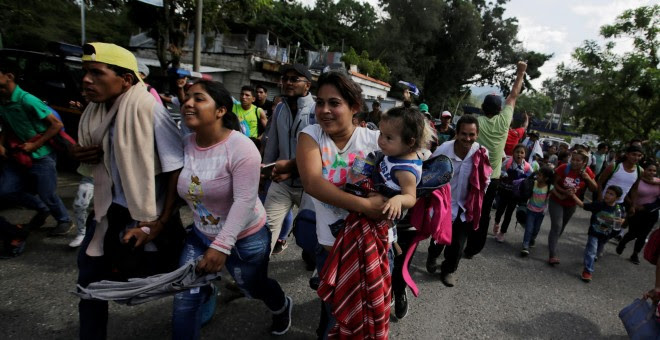 Algunas de las familias migrantes hondureños cruzan la frontera de Guatemala su se marcha hacia EEUU, huyendo de la violencia y pobreza que azota el país centroamericano. REUTERS/Jorge Cabrera