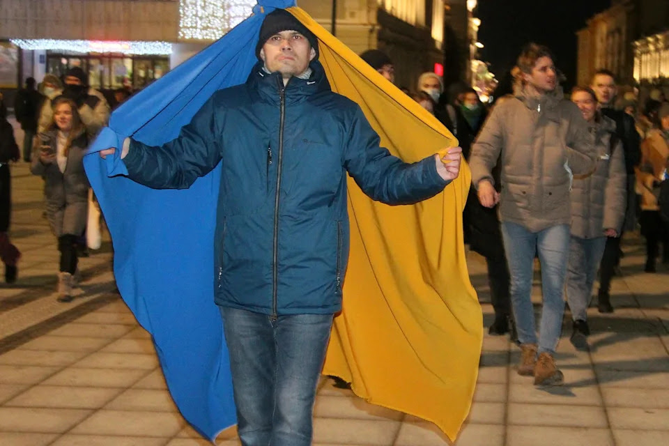 A protester with a Ukrainian flag walks in Nizhny Novgorod, Russia, Thursday, Feb. 24, 2022. Hundreds of people gathered in the center of Moscow, St. Petersburg, Nizhny Novgorod and other Russian cities on Thursday, protesting against Russia's attack on Ukraine. Many of the demonstrators were detained. Similar protests took place in other Russian cities, and activists were also arrested. (AP Photo/Dmitri Lovetsky)