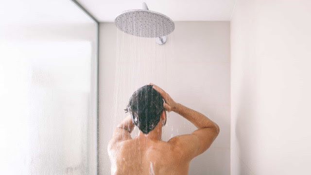 Inflação de itens de higiene pessoal faz brasileiro economizar na hora do banho