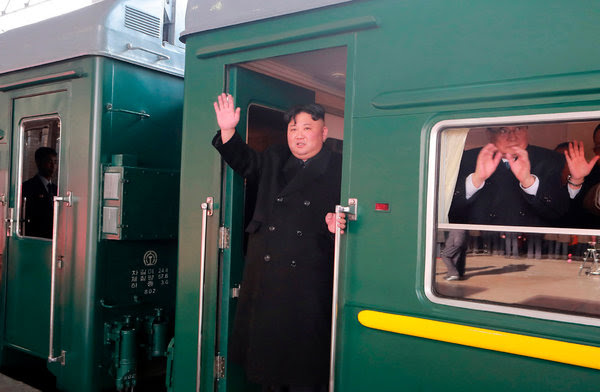 El líder norcoreano Kim Jong-un, antes de abandonar Pionyang el sábado. En la frontera de China con Vietnam dejará el tren para continuar por carretera.