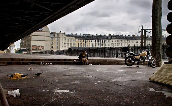 Má»™t Paris ráº¥t khÃ¡c: KhÃ´ng cÃ³ Ã¡nh hÃ o quang hoa lá»‡, ngÆ°á» i vÃ´ gia cÆ° sá»‘ng váº¡ váº­t, lay láº¯t trÃªn nhá»¯ng con phá»‘ báº©n thá»‰u ngáº­p ngá»¥a rÃ¡c - áº¢nh 12.