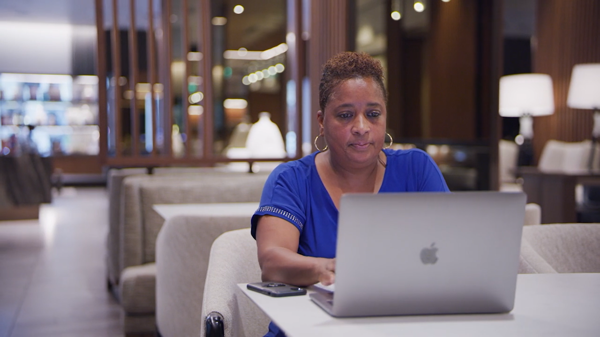 Mujer con su computadora portátil