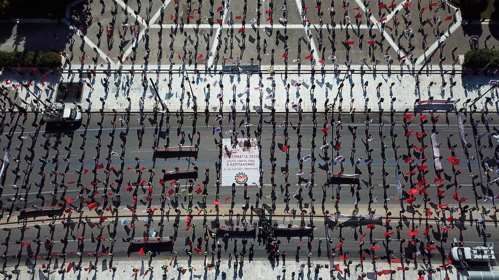 Manifestantes mantém distanciamento social durante um comício do 1º de Maio fora do Parlamento grego, em Atenas, nesta sexta-feira — Foto: PAME via AP