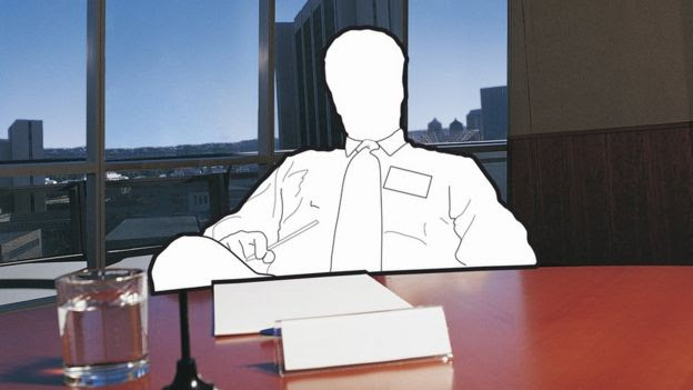 Ilustração sobre foto mostra contorno de homem engravatado sentado à mesa dentro de um escritório