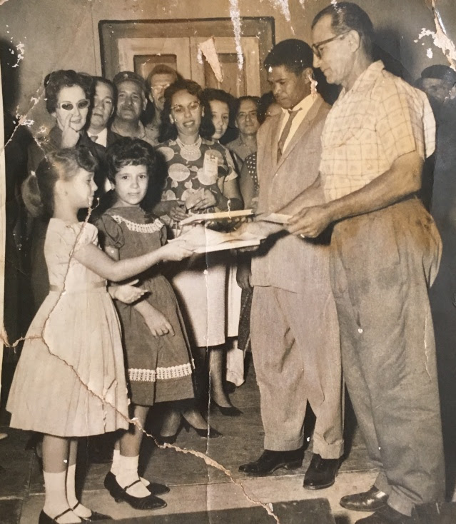 Griselda 1961 handing titulo to Carlos Perez Isla
