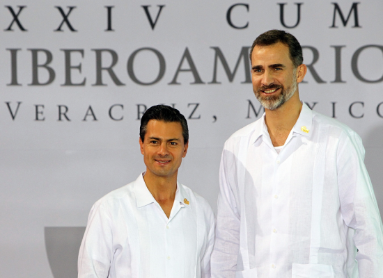 Peña Nieto con Felipe, Rey de España, en su primera cumbre internacional