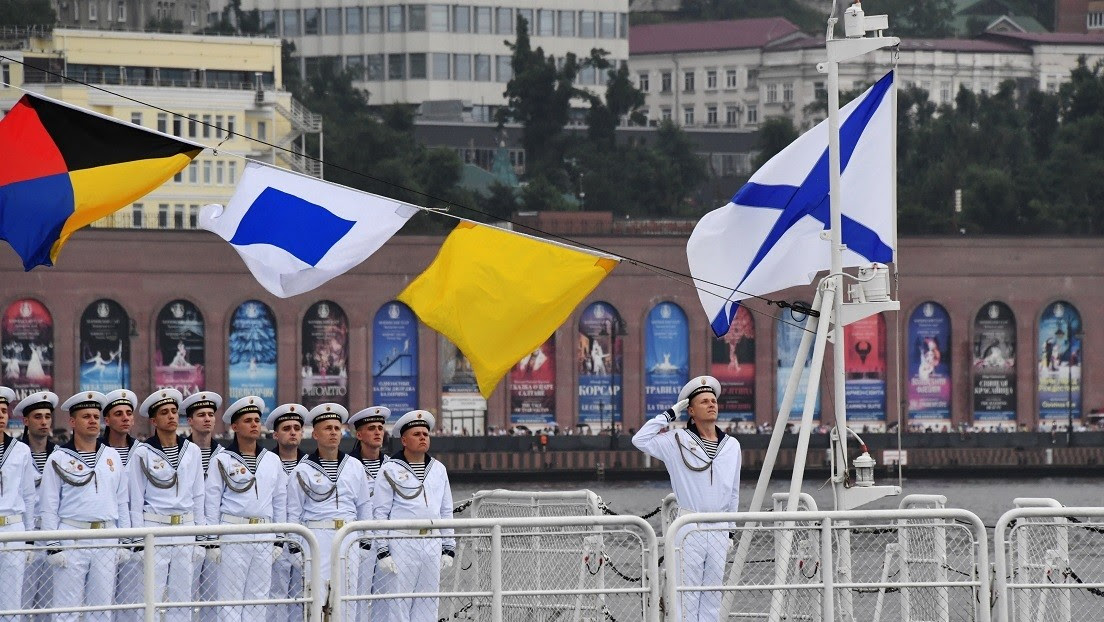 La Flota rusa exhibe su poderío militar en el desfile del Día de la Marina