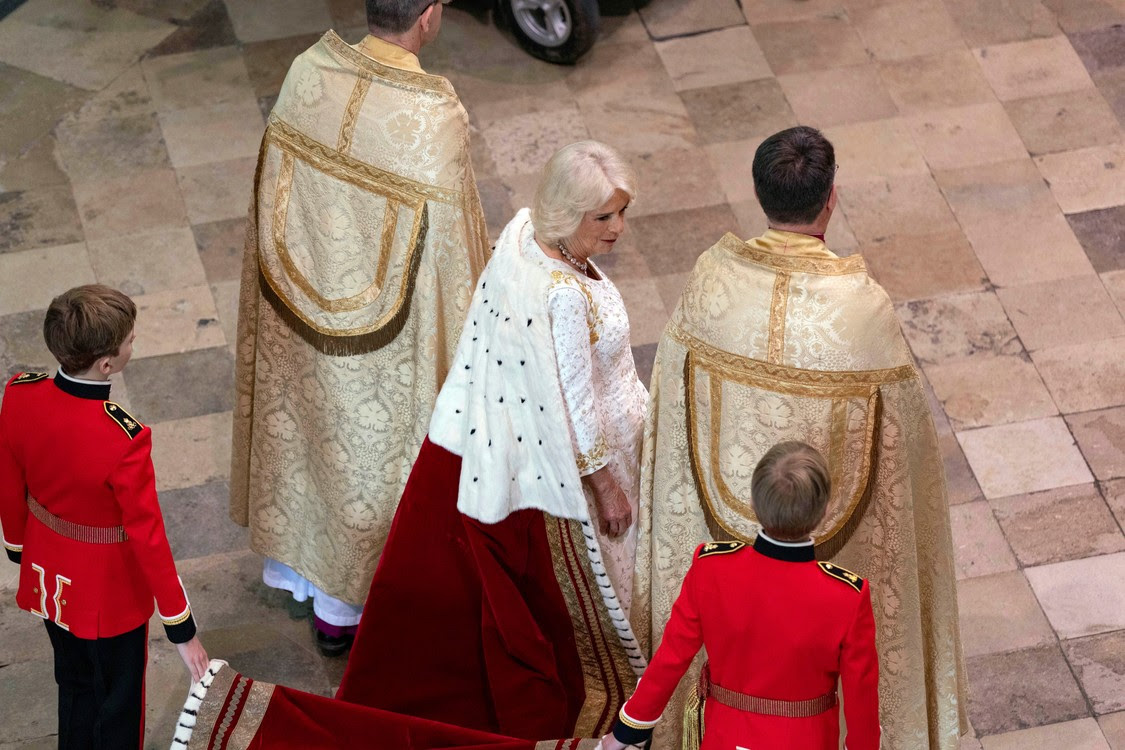 Nữ hoàng Anh Camilla đến Tu viện Westminster để dự lễ đăng quang của Vua Charles III ở London, Thứ Bảy, ngày 6 tháng 5 năm 2023. (Jeff Gilbert / Pool Photo qua AP)