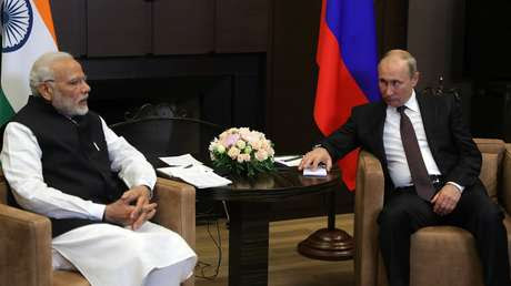 El presidente ruso, Vladímir Putin, y el primer ministro indio, Narendra Modi, en la residencia presidencial en Sochi, el 21 de mayo de 2018.