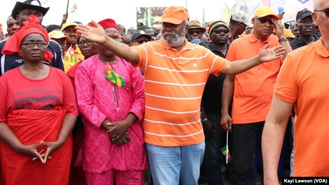 Début de la marche, en T-Shirt et casquette orange tenant sa tête, le chef de file de l'opposition, Jean-Pierre Fabre à Lomé, le 6 septembre 2017. (VOA/Kayi Lawson)