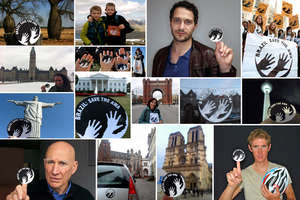 Dezenas de celebridades e centenas de apoiadores em 38 países brandiram o íconeAwá em apoio à campanha Awá.