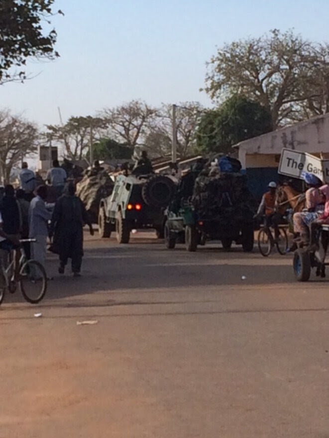 Dimanche 22 janvier, au poste-frontière de Farafenni, entre le Sénégal et la Gambie. © Fabien Offner