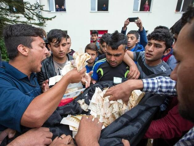 2015 zerriss
          ein Asylbewerber in Suhl einen Koran, worauf es im Heim zu
          massiven Unruhen kam.