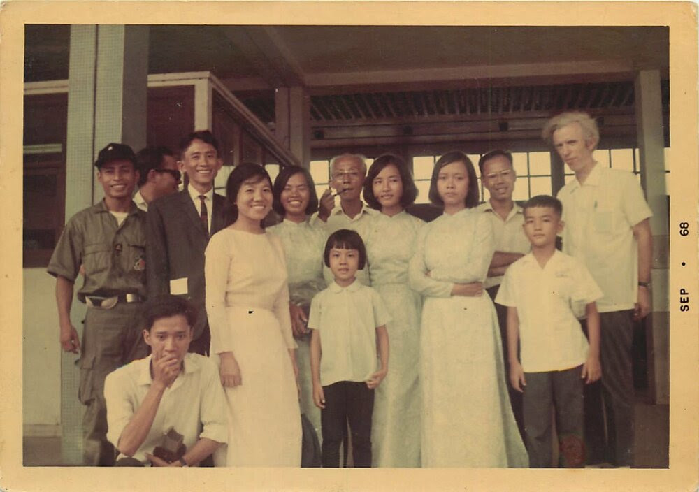 Đứng với gia đình và bè bạn trước phi trường Tân Sơn Nhất, ngày lên đường đi Mỹ du học năm 1968, trong “bộ đồ lớn” may hạ giá bởi một người thợ may tốt bụng, trả bằng tiền vay xổi. Người ngoại quốc tóc bạc trắng là giáo sư trưởng đoàn giải phẫu Anh quốc Gordon Barclay, người đeo kính đứng cạnh giáo sư là bác sĩ Đinh Hoàng Điệp, đang là nội trú khu Giải phẫu Tiểu nhi bệnh viện Nhi Đồng Sài gòn, đường Sư Vạn Hạnh