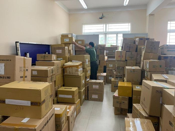 Đến nay, Công an quận 8 đã kiểm đếm được gần 20.000 sản phẩm thuốc giả, số thuốc chưa kiểm đếm còn rất lớn.