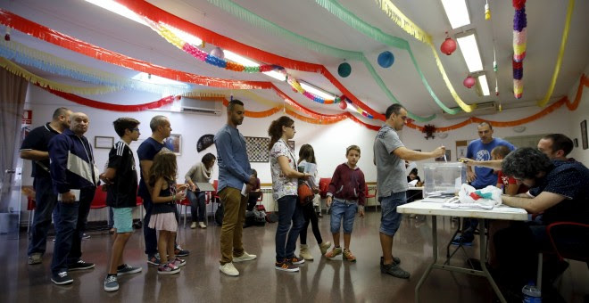 Fila de personas esperando a poder depositar su voto en la urna en las elecciones del 27-S en Vicens dels Horts, en Barcelona. REUTERS/Albert Gea