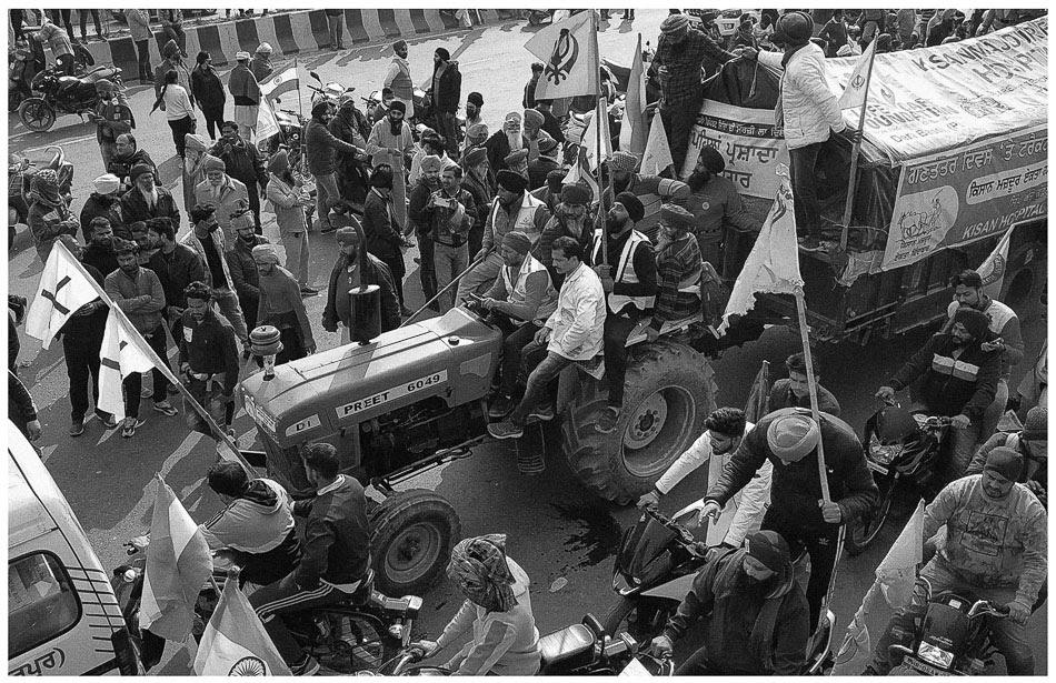 A tractor contingent on GT Karnal Road breaks through barricades and enters Delhi, beginning a confrontation between protestors and the police in Delhi, 26 January 2021.