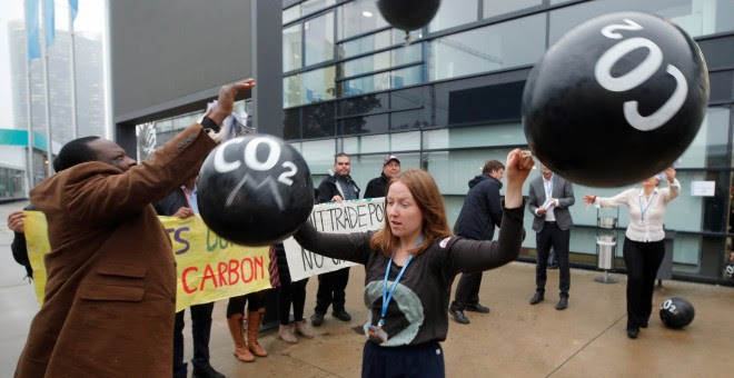 Varios activistas protestan contra las emisiones de dióxido de carbono en freten de la Conerencia de la ONU sobre el Cambio Climático, en Bonn, en noviembre de 2017 REUTERS/Wolfgang Rattay