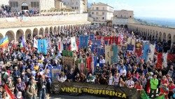 L' arrivo della marcia Perugia-Assisi in piazza san Francesco nel 2016