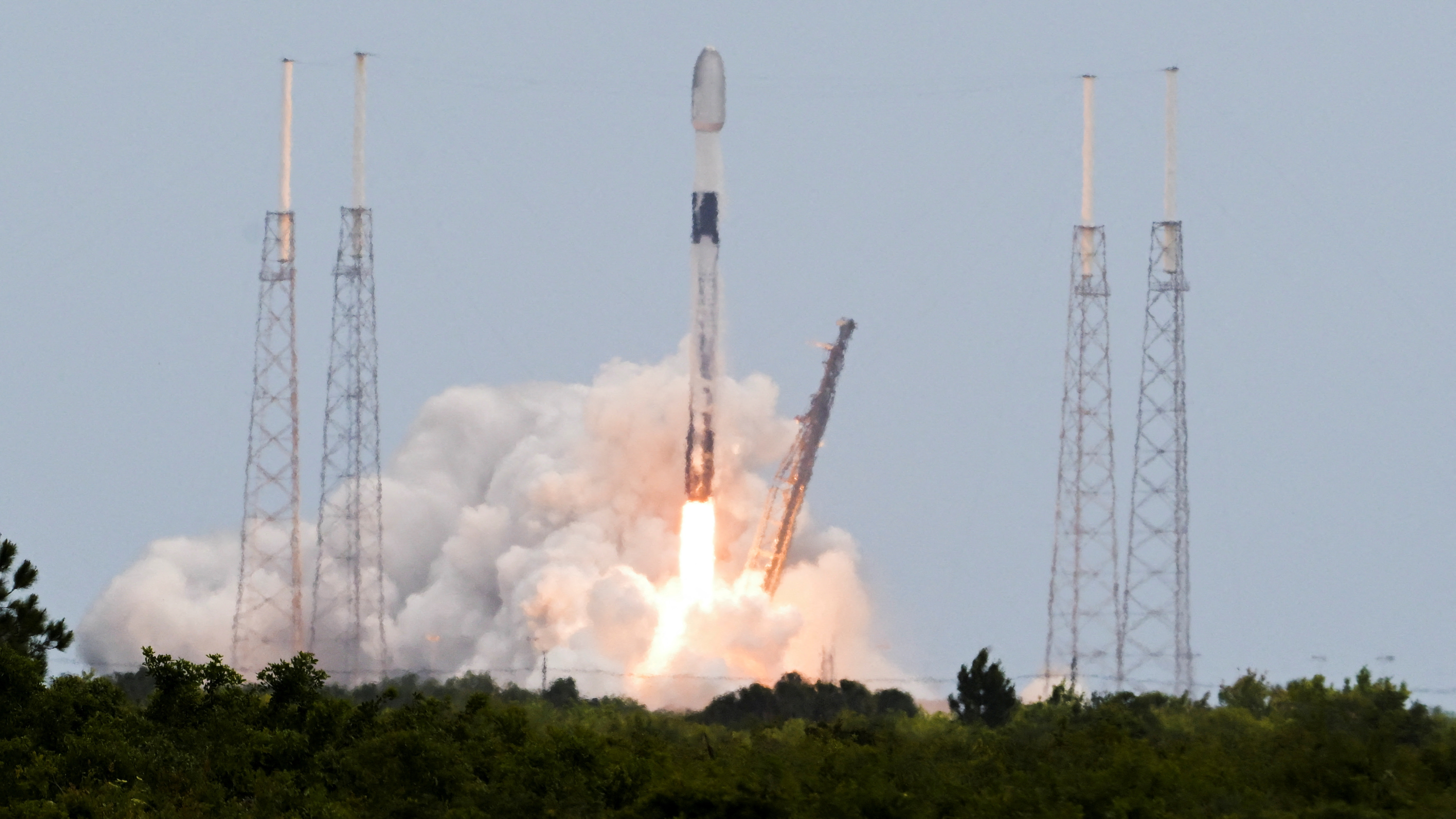 Un cohete Falcon 9 de de SpaceX sería el lanzador del satélite. (REUTERS/Steve Nesius/File Photo)