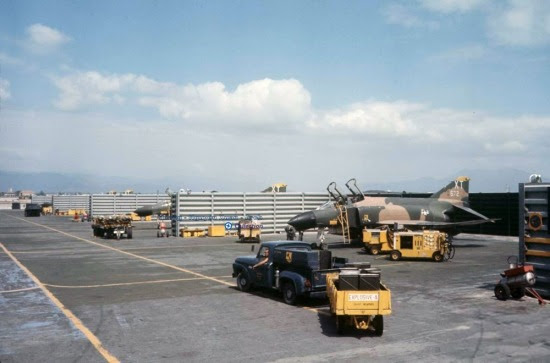 Máy bay F-4 Phantoms của Mỹ tại căn cứ Cam Ranh.