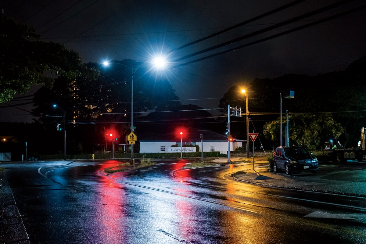 Intersection of Nuâuanu Avenue and Pauâoa Road where there are both the new blue light LED streetlights and the old (yellow) sodium streetlights. | Photo: Aaron Yoshino