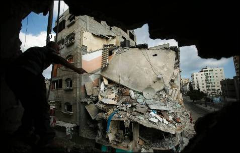 Un hombre mira un una casa destruída el viernes por las bombas isrraelíes en la ciudad de Gaza.