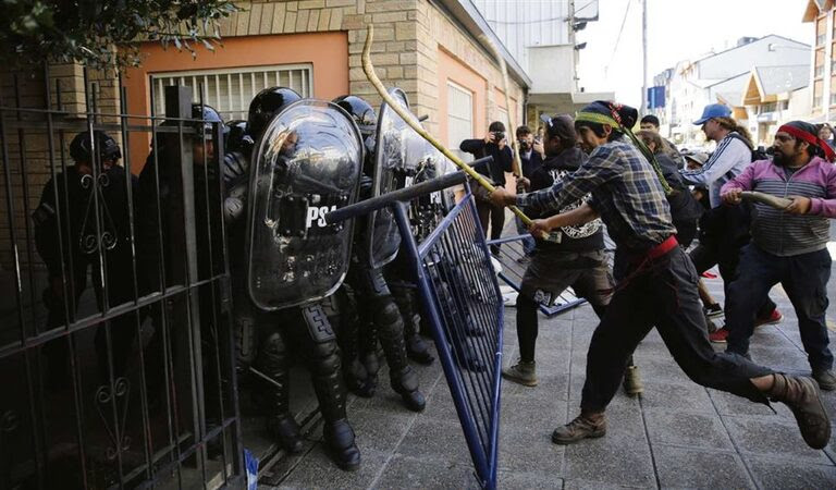 Partidarios de Jones Huala arremeten contra los efectivos policiales