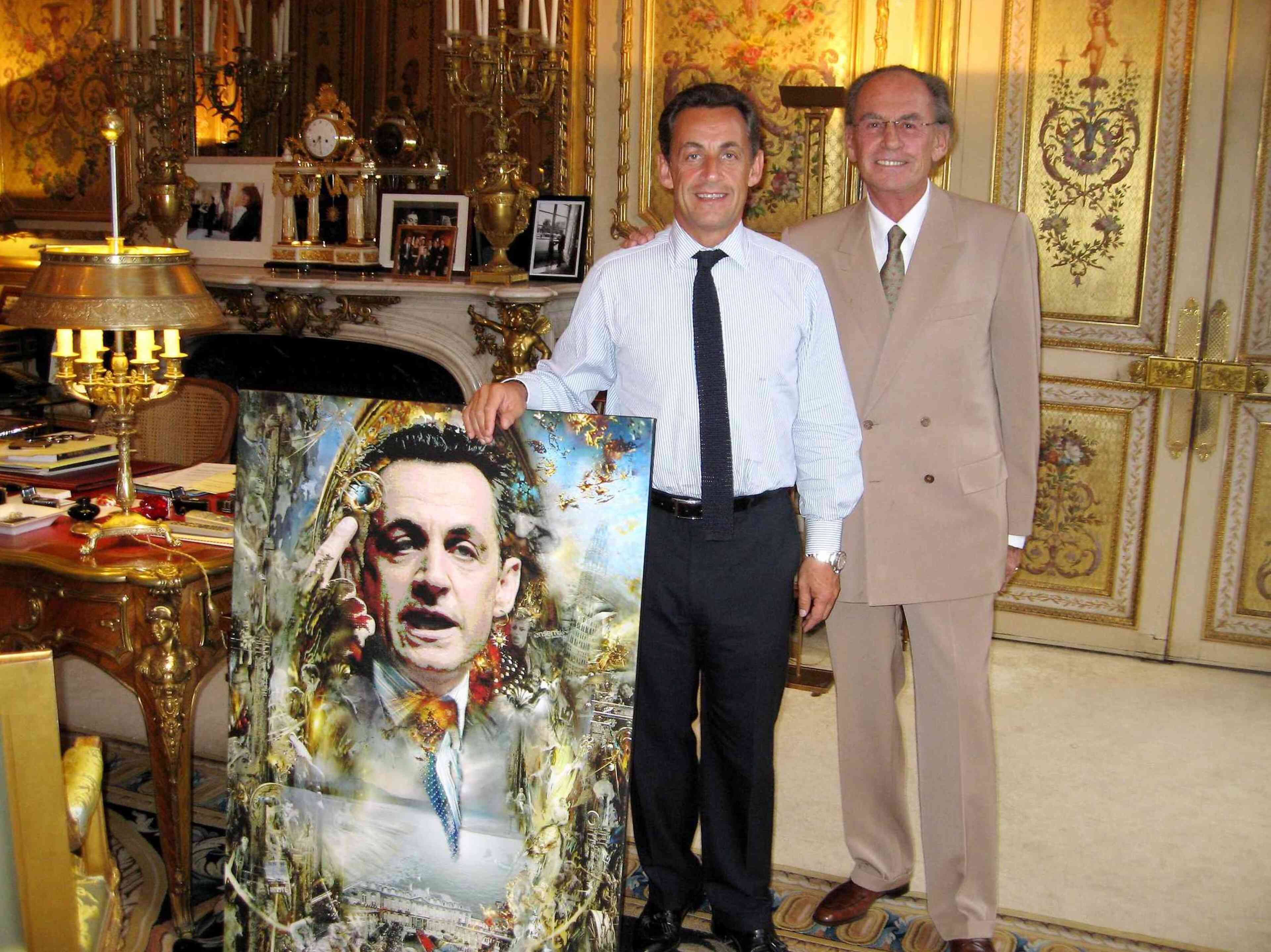 Nicolas Sarkozy pose avec son père, Pal, et une de ses œuvres, à l’Elysée, en 2008.