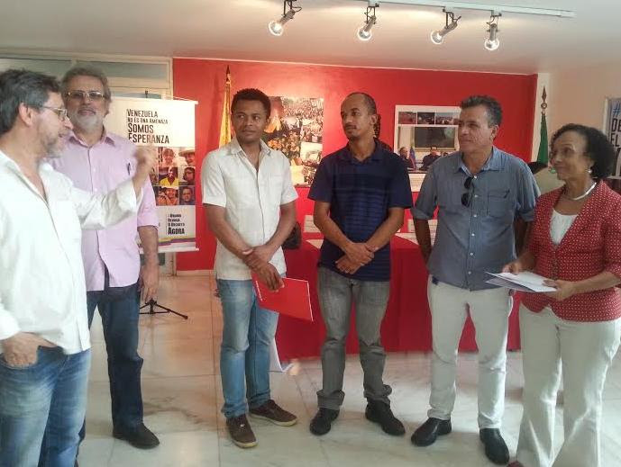 Movimientos sociales y políticos de Brasilia consignan firmas contra decreto de Obama