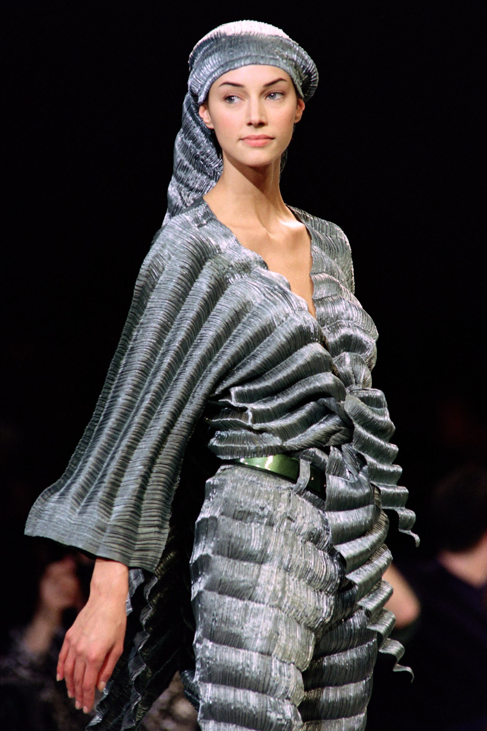Esta modelo luce un vestido Pleats Please parte de la colección de OtoñoInvierno 1994 en un desfile del renombrado...