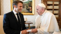 El  Papa Francisco y el presidente de Francia, Emmanuel Macron.