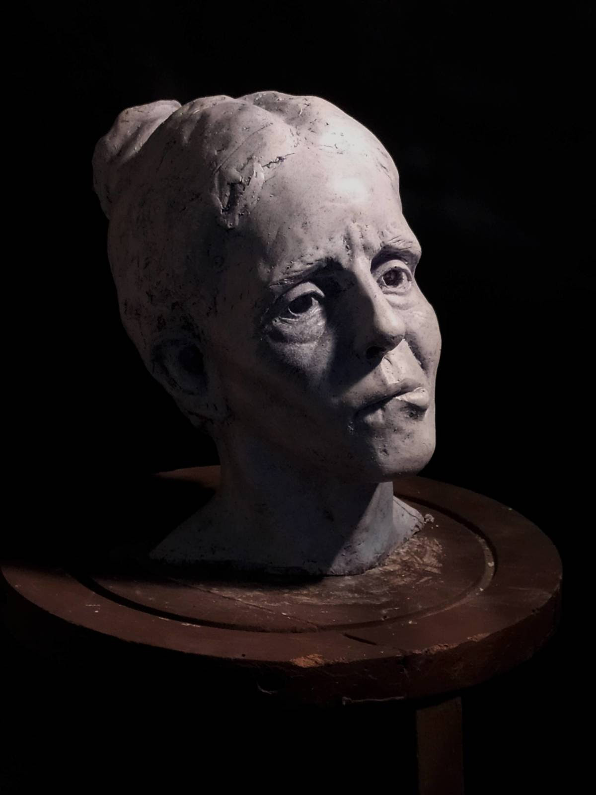 Mujer de la Pastilla - De Mendoza Sculpture