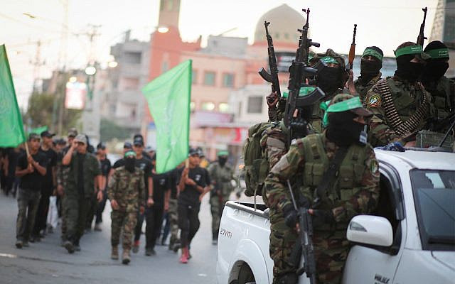 Les membres des brigades Ezzedine  al-Qassa, l'aile militaire du groupe terroriste islamique Hamas, participent à une marche à  Gaza City, le 25 juillet 2019 (Crédit : Hassan Jedi/Flash90)