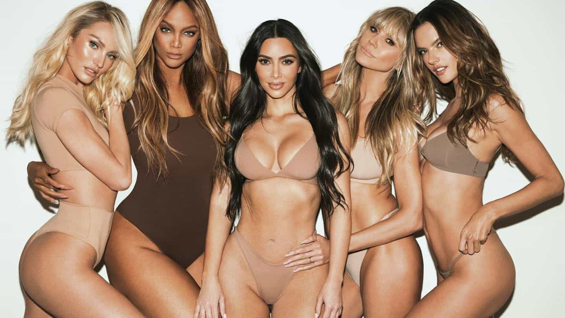 Alessandra Ambrosio e Kim Kardashian posam juntas de lingerie
