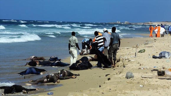 Cuerpos de inmigrantes muertos tras naufragio en el mar de Mediterráneo. Foto: AP