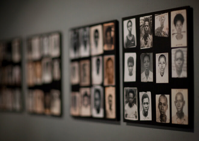 Photos de victimes du génocide dans un memorial situé dans la province de Kigali. © AFP