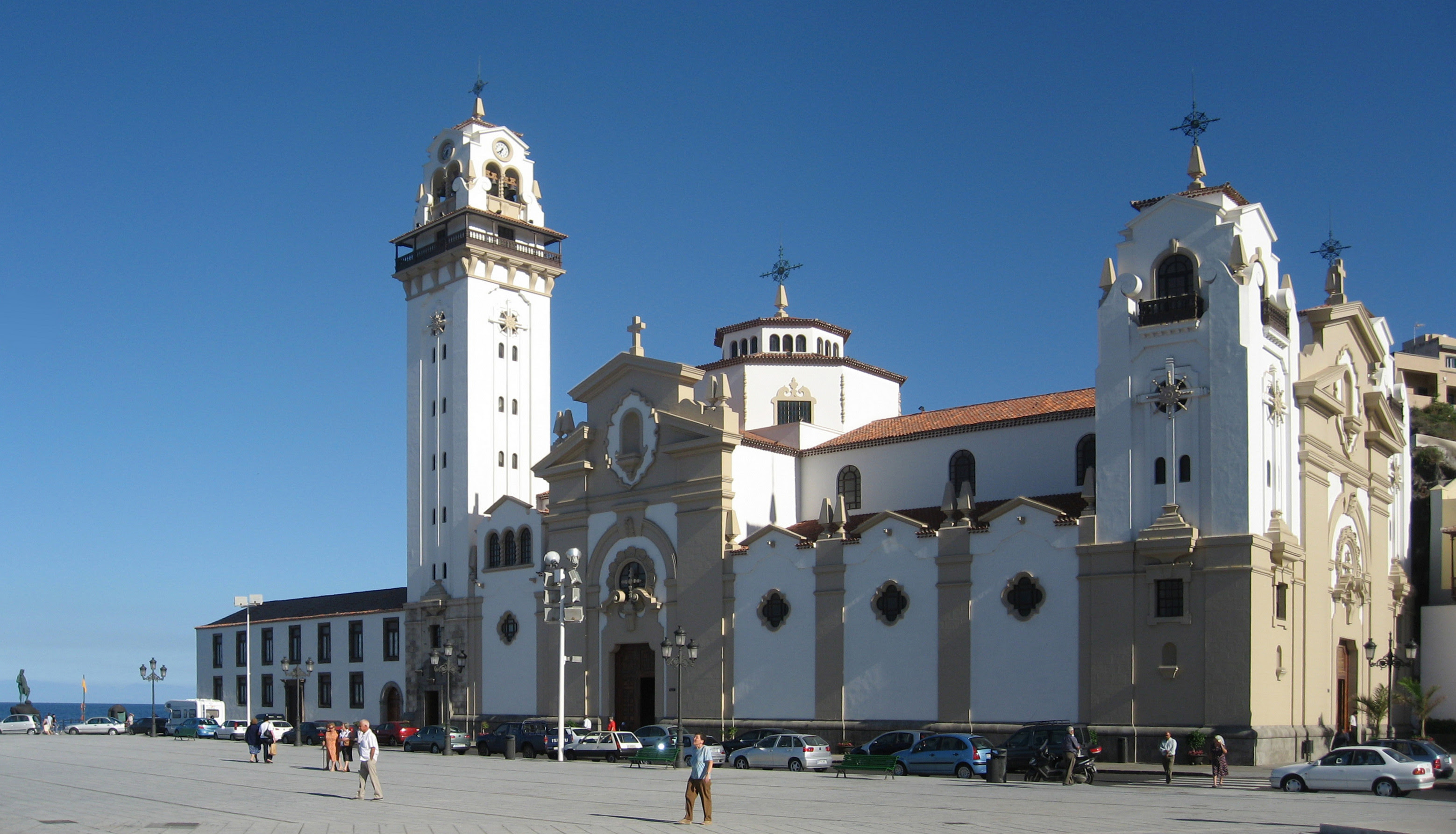 http://upload.wikimedia.org/wikipedia/commons/a/a0/Tenerife.candelaria.exterior.basilica.jpg