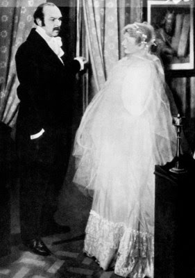 Pierre Renoir và Valentine Tessier trong vai Charles và Emma Bovary trong phim năm 1933 của Jean Renoir chuyển thể từ tiểu thuyết Madame Bovary của Gustave Flaubert. (Ảnh: Everett Collection)