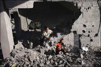 Dos niños entre las ruinas de una cas alcanzada por una bomba israelí en Rafah, al sur de Gaza.