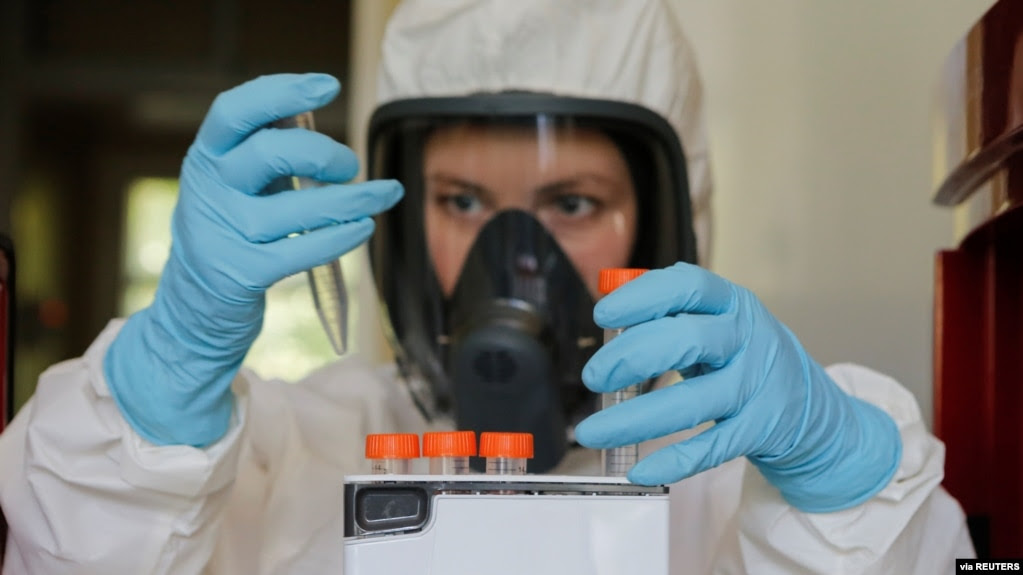 Một nhà khoa học làm việc trong phòng thí nghiệm của Viện Nghiên cứu Gamaleya về Dịch tễ học và Sinh học trong một cuộc thử nghiệm virus Covid-19 ở Moscow, ngày 6/8/2020. (Russian Direct Investment Fund / Handout via Reuters) 