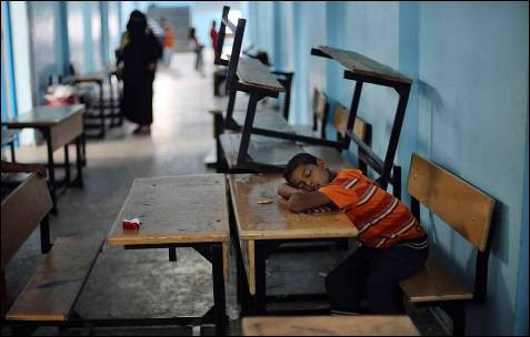 Un niño palestino, que huyó de la casa de su familia después de la ofensiva terrestre israelí, duerme en una escuela de Naciones Unidas en Rafah, en el sur de la Franja de Gaza.