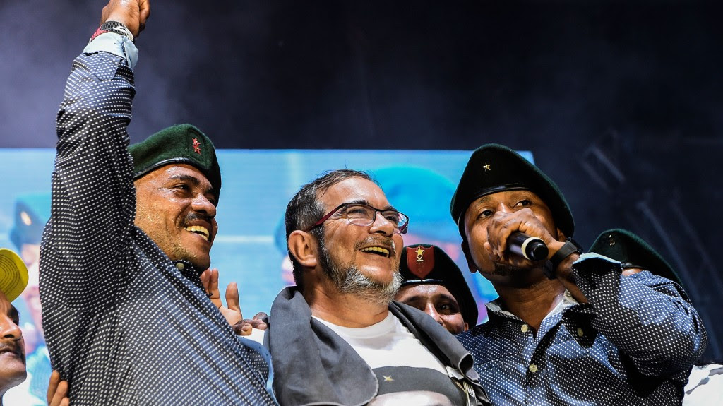 “Timochenko” volvió a subir al escenario para la presentación musical de unos miembros de la guerrilla (AFP)