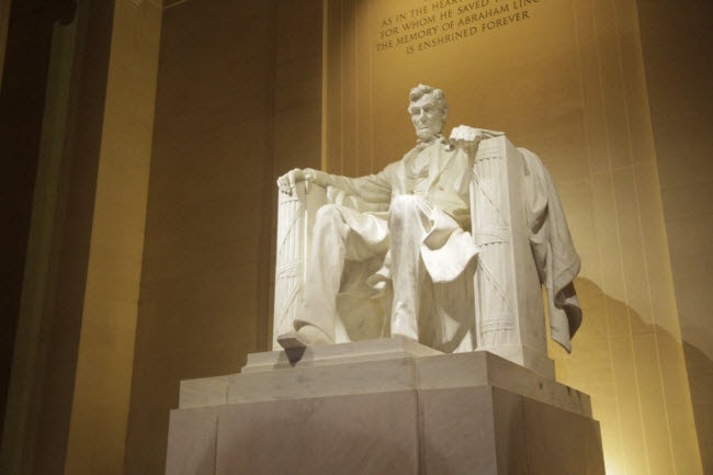 Đài tưởng niệm Lincoln, Mỹ: Dưới chân của tượng đài Abraham Lincoln ở thành phố Washington, D.C là kết cấu ngầm gồm 3 tầng. Khu vực này gần như bị lãng quên cho đến khi công trình được cải tạo vào năm 1975. Các công nhân phát hiện nhiều chuột và công trình sống trong hầm. Ban quản lý khu tưởng niệm dự định cho thuê làm cửa hàng bán lẻ hay kho chứa.