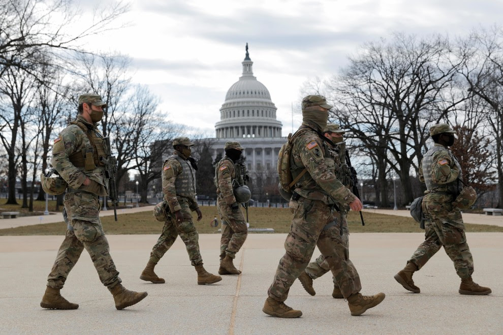 Miembros de la patrulla de la Guardia Nacional cerca del edificio del Capitolio de EE. UU. Antes de la inauguración del presidente electo de EE. UU. Joe Biden