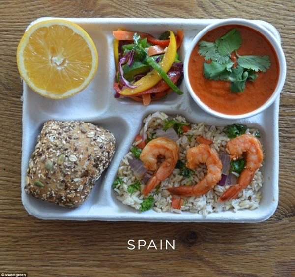 Bữa trưa lành mạng của học sinh tại Tây Ban Nha gồm bánh mỳ hạt, tôm với cơm gạo nâu, soup lạnh Tây ban Nha và ớt ba màu. Món tráng miệng là một nửa quả cam.
