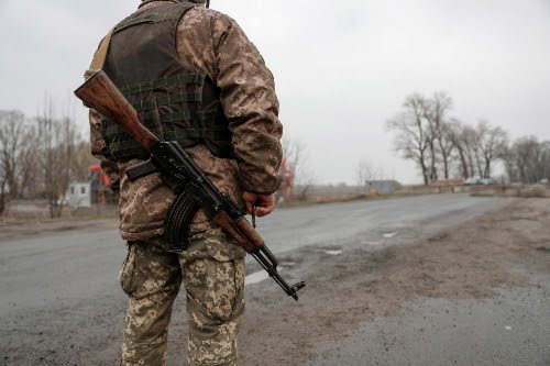 Kyiv Oblast (Ukraine).- Ukrainian servicemen at the 'grey zone' of the...