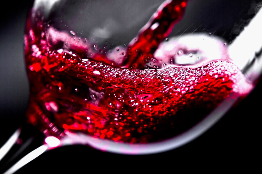 Prof. Piotr CZAUDERNA: Czerwone wino i ból głowy – dlaczego przyjemność kosztuje?