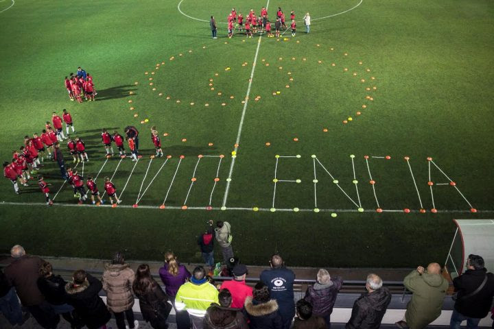 SIMBOLO NO VIOLENCIA Y PAZ RAYO VALLECANO preparandose