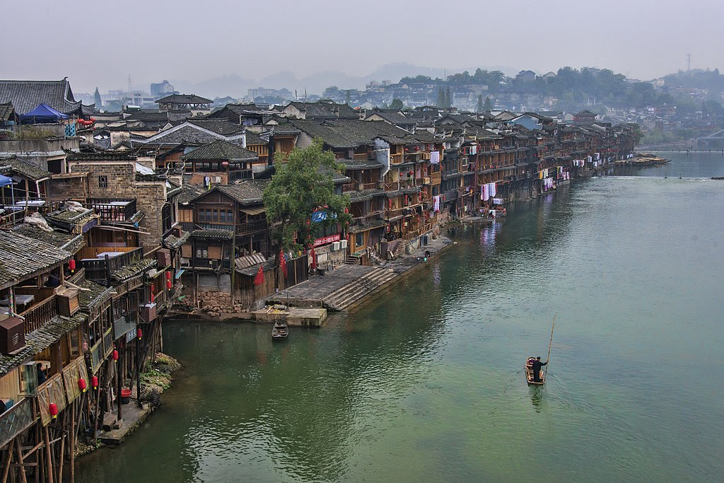 http://upload.wikimedia.org/wikipedia/commons/thumb/4/47/1_fenghuang_ancient_town_hunan_china_2.jpg/1024px-1_fenghuang_ancient_town_hunan_china_2.jpg